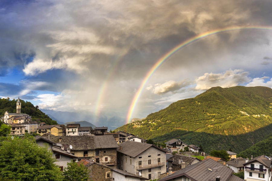Arcobaleno sul paese di Sacco, Valgerola, Valtellina