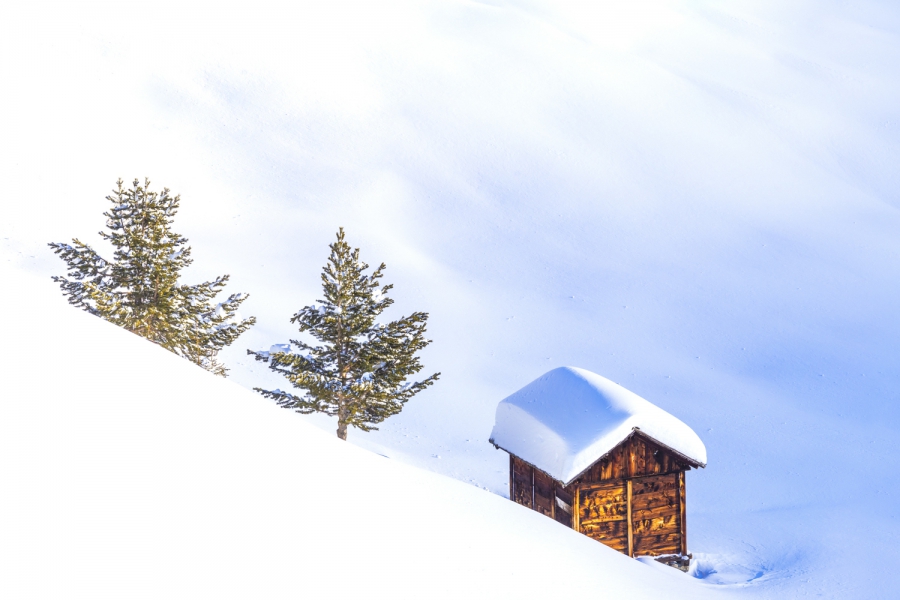 Baita tradizionale dopo una nevicata, Livigno