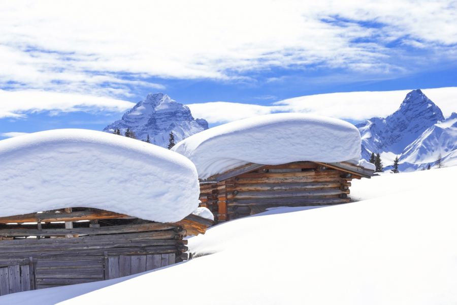 Baite coperte di neve nei pressi di Davos, Svizzera