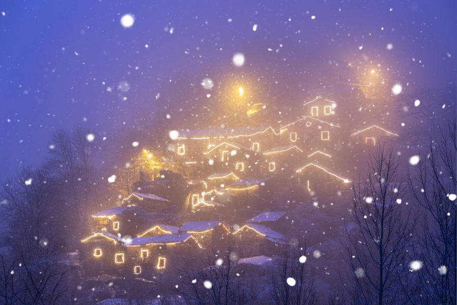 Borgo di Scilironi durante una nevicata nel periodo natalizio, Valtellina