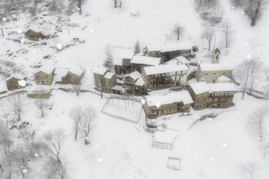 Borgo di Sostila durante una nevicata, Valtellina
