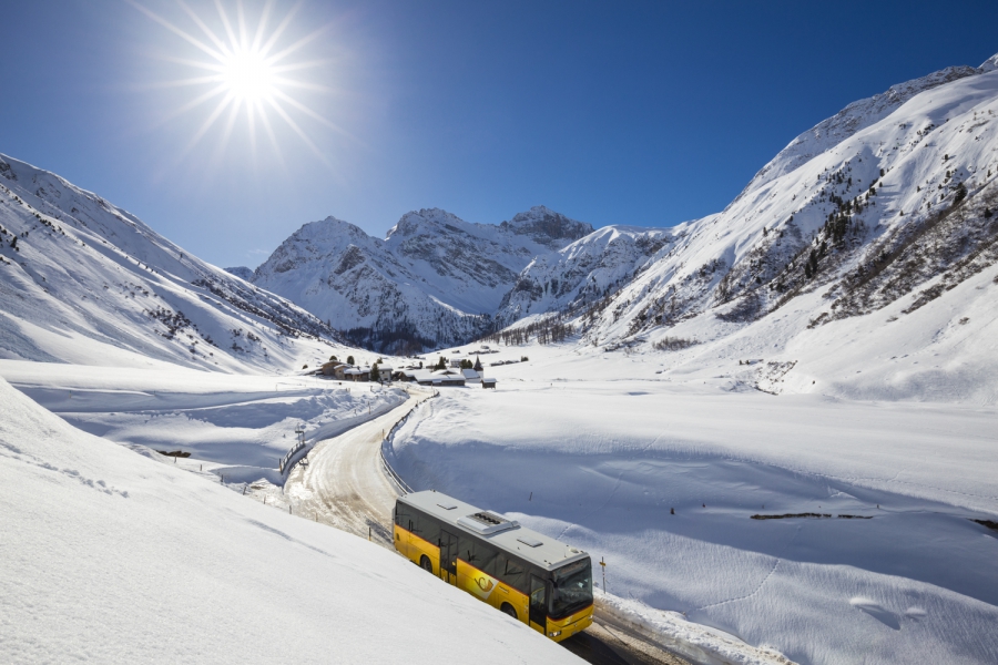Bus Autopostale in transito in Val Sertig, Svizzera