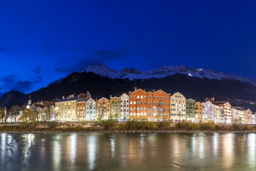 Case colorate si affacciano sul fiume Inn, Innsbruck, Austria