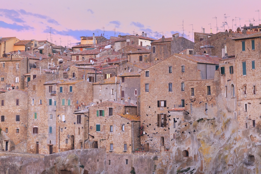 Case di tufo all'alba a Pitigliano, Toscana