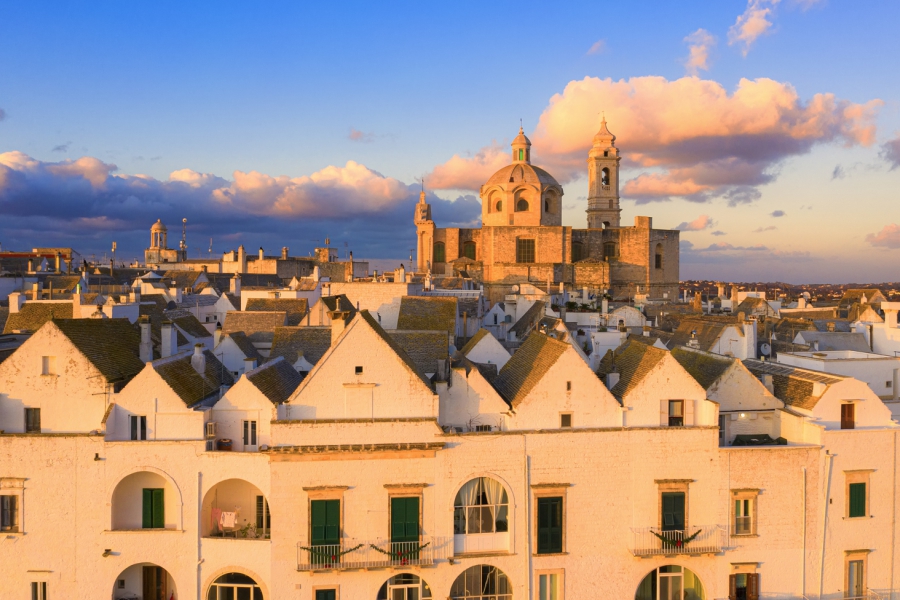 Case e cattedrale di Locorotondo al tramonto, Puglia