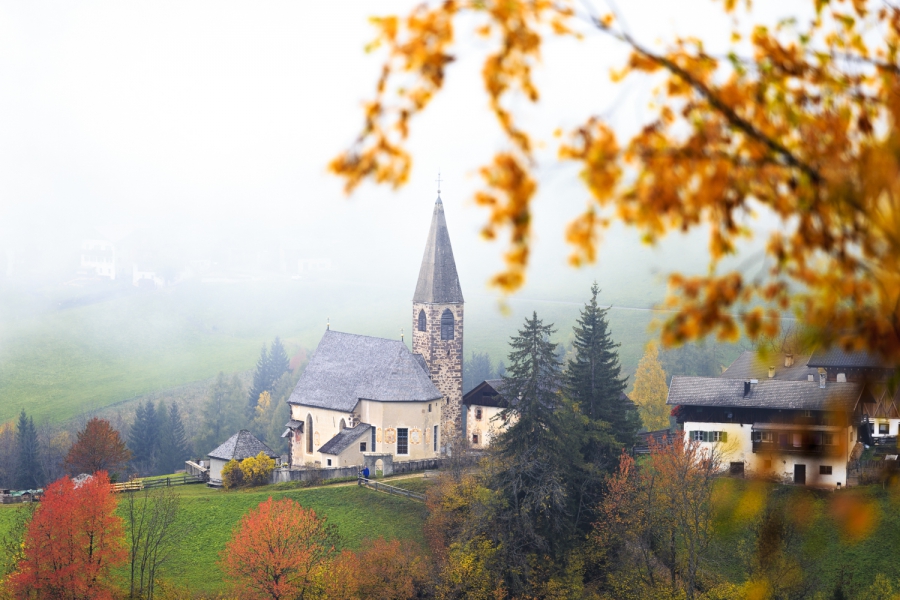 Chiesa di Santa Maddalena in autunno, Val di Funes, Dolomiti