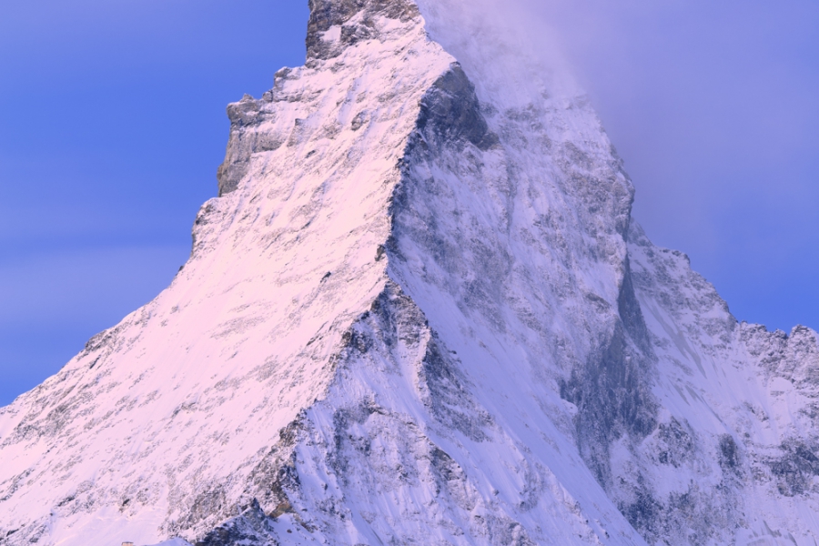 Il Matterhorn illuminato dalla luce tenue del crepuscolo, Canton Vallese, Svizzera