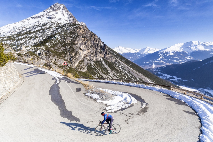 Ciclista sulla strada per Cancano, Valtellina