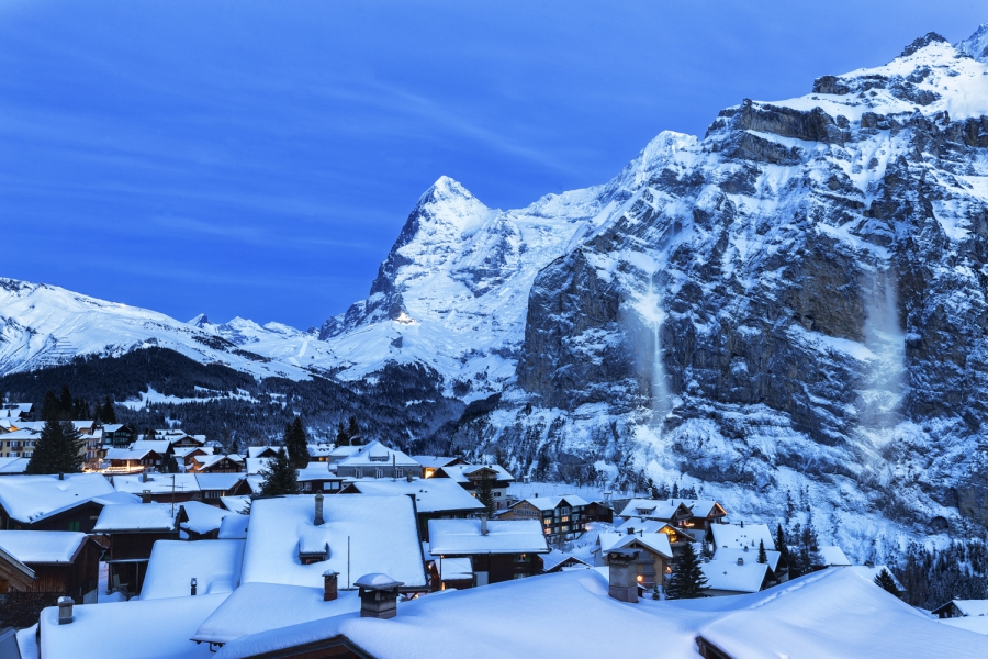 Valanghe sopra il paese di Murren con vista sull'Eiger